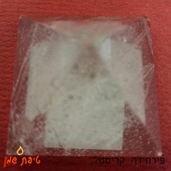 קריסטל קוורץ בצורת פירמידה
